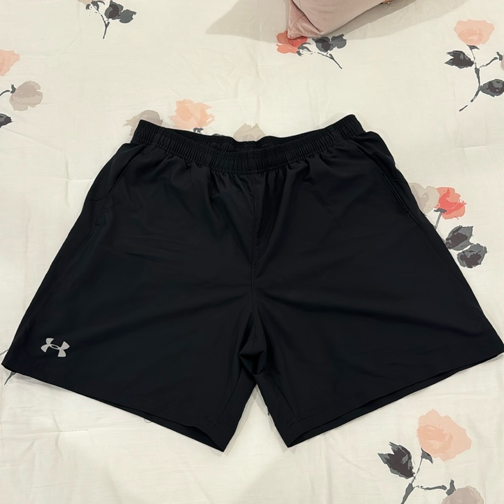 Under Armour Men’s black fitted HeatGear athletic shorts in size XL